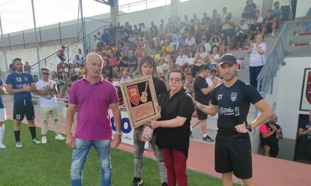 Momento de la entrega de la placa a la familia. 