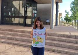 La ganadora junto a su cartel.