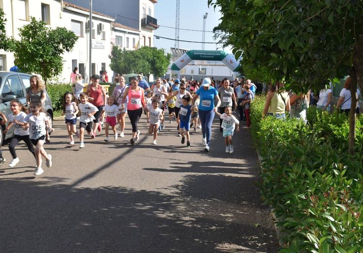 Imagen principal - El colegio Pedro Vilallonga despide el curso con una carrera solidaria a favor de AOEx San Vicente