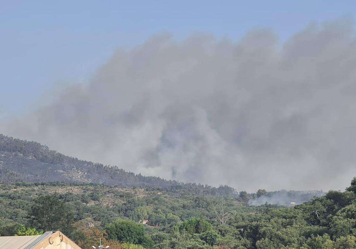 Continúa activo el incendio de Valencia de Alcántara