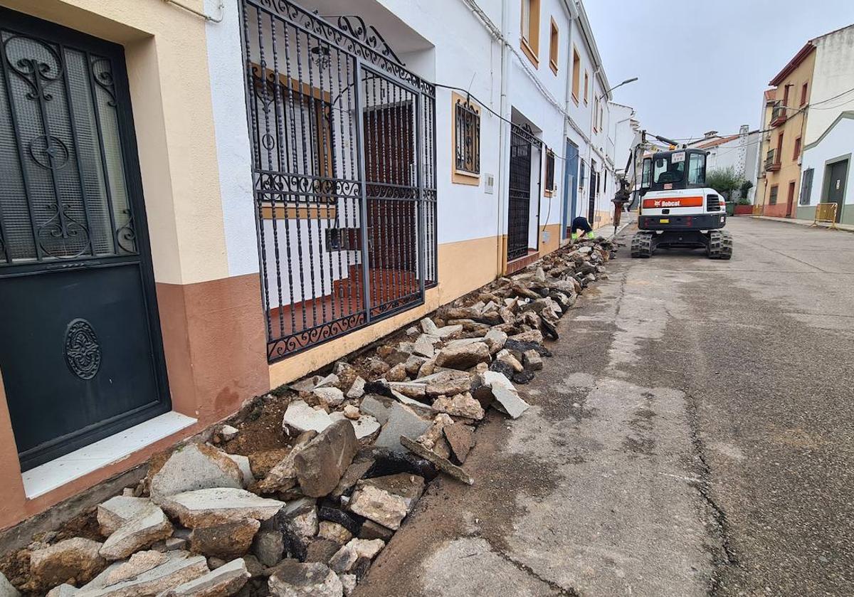 Imagen principal - Varias zonas de la localidad se encuentran en obras