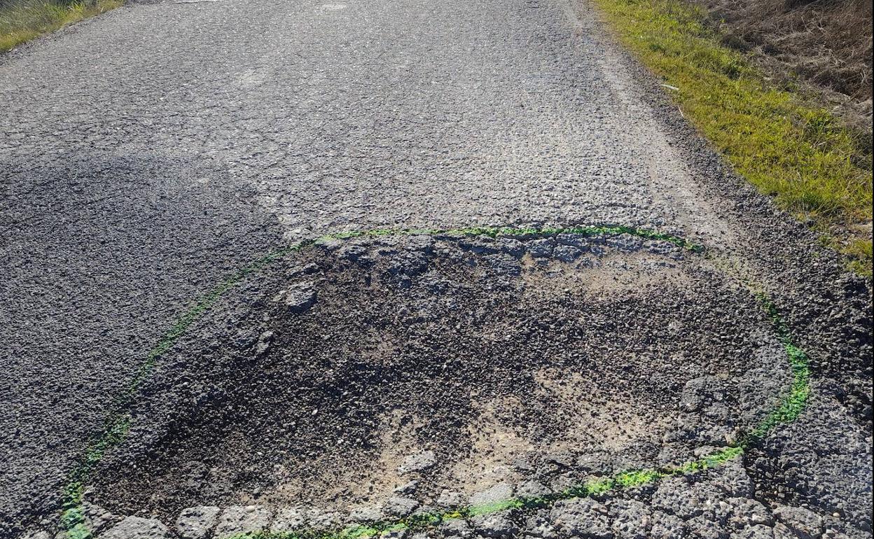 Uno de los baches que se encuentran en la carretera. 