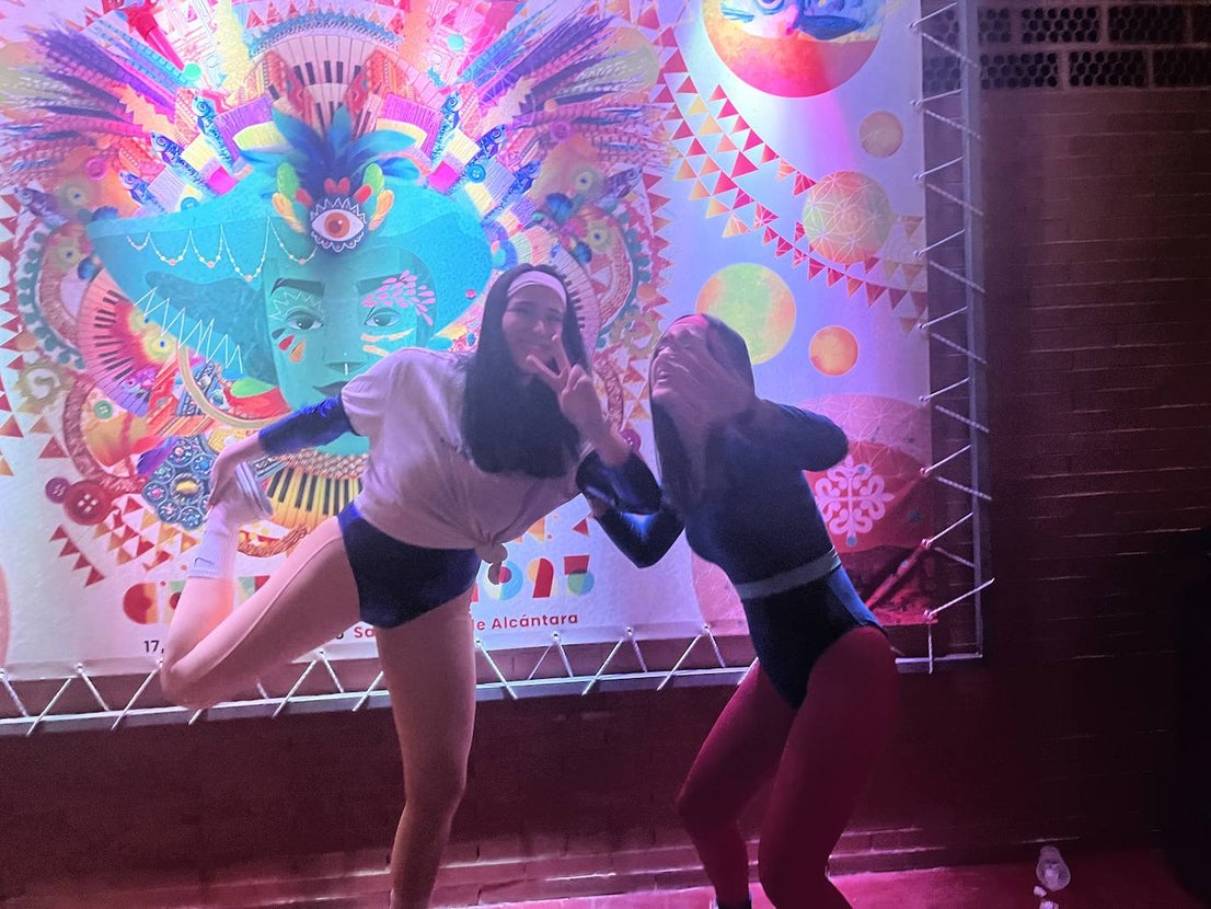 Fotos: Viernes de Carnaval marcado por la música ochentera, noventera y espectáculo drag