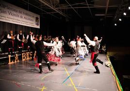 Integrantes del grupo 'La Besana' en una de sus actuaciones.