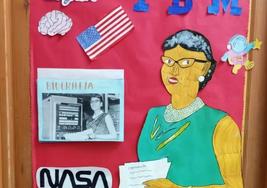 Los alumnos han decorado las puertas de las aulas.