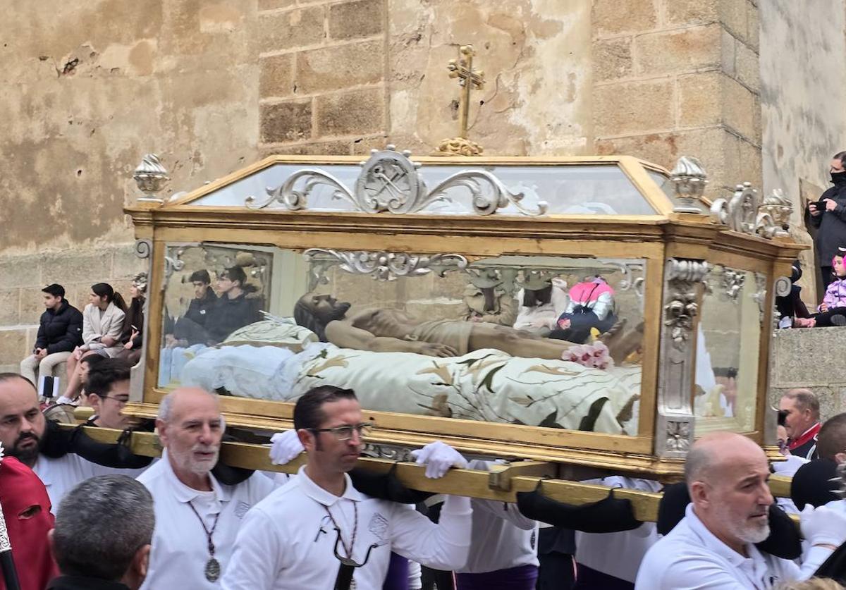 Imagen principal - La localidad disfrutó de la Semana Santa a pesar de la lluvia y el mal tiempo