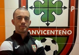 Ángel Morro posa con el escudo del equipo.