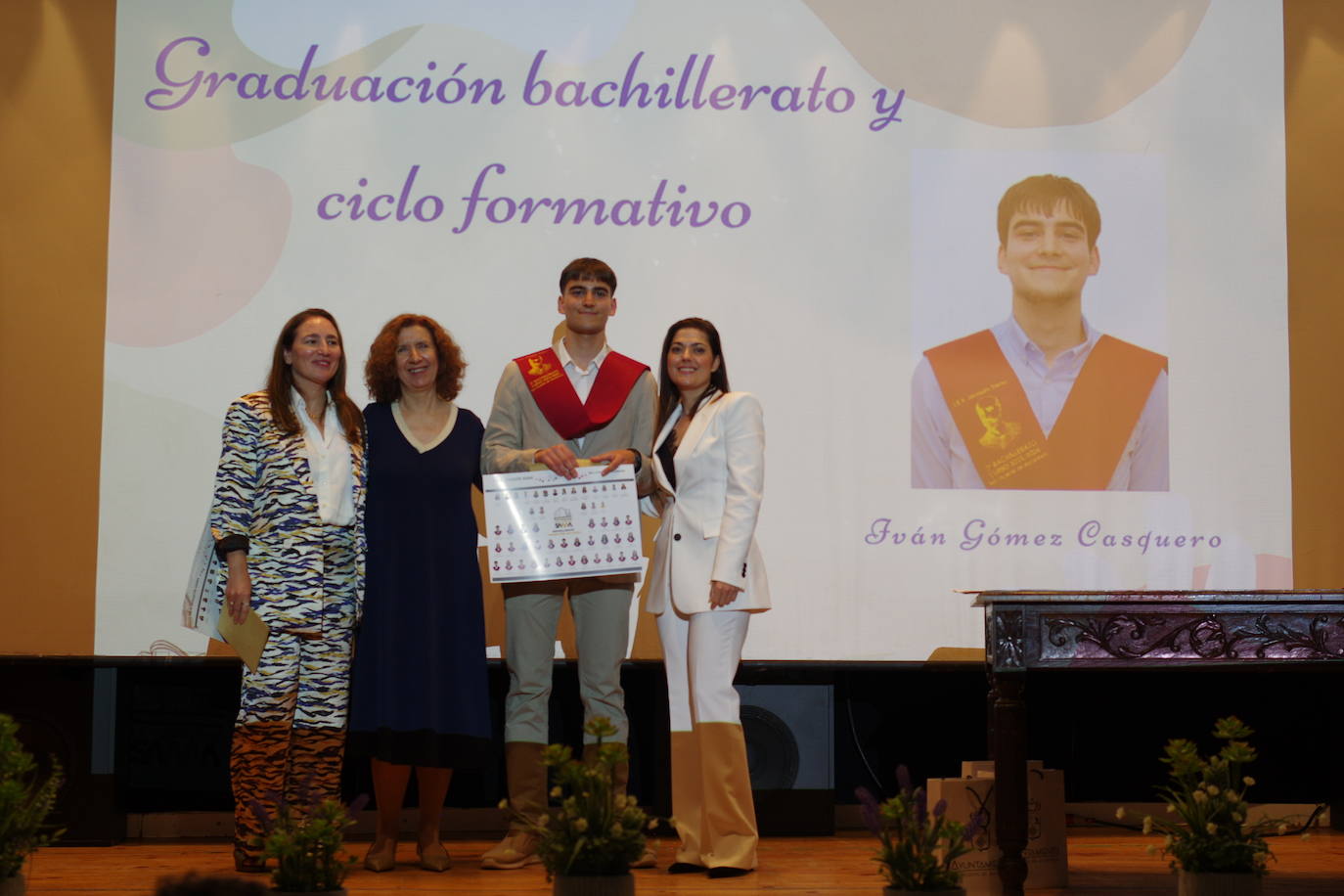 Graduados los alumnos de bachillerato y ciclo del instituto Joaquín Sama
