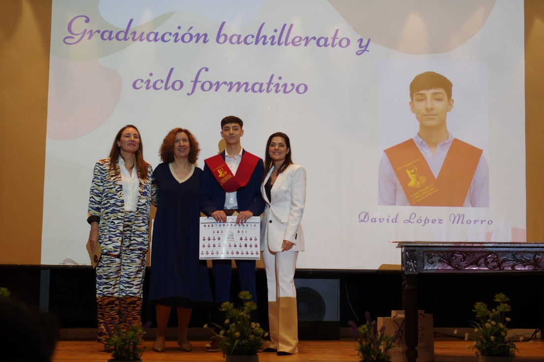 Graduados los alumnos de bachillerato y ciclo del instituto Joaquín Sama