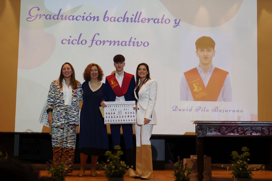 Graduados los alumnos de bachillerato y ciclo del instituto Joaquín Sama