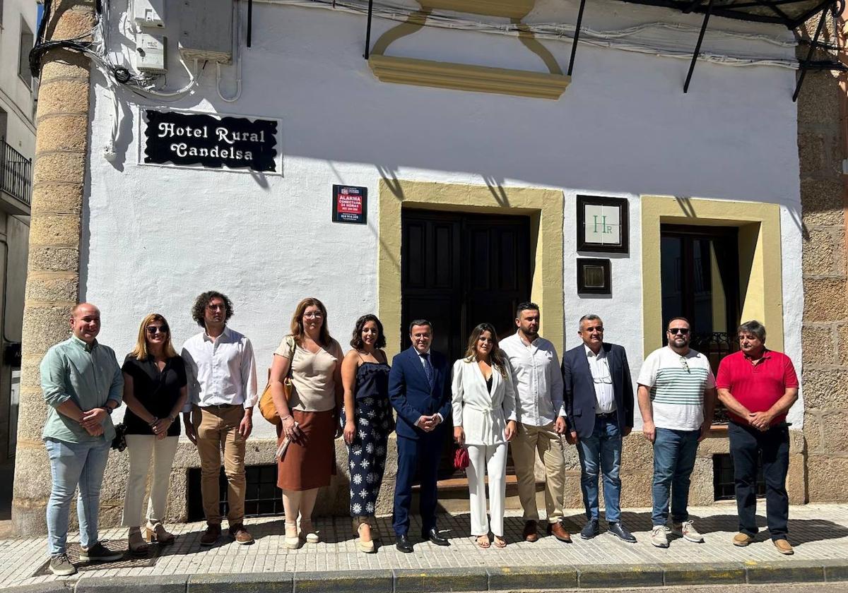 Foto de familia de las autoridades junto a los dueños del hotel.