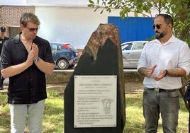 Fernando García y Juan Antonio Piris junto al monumento que recuerda a José María Piris.