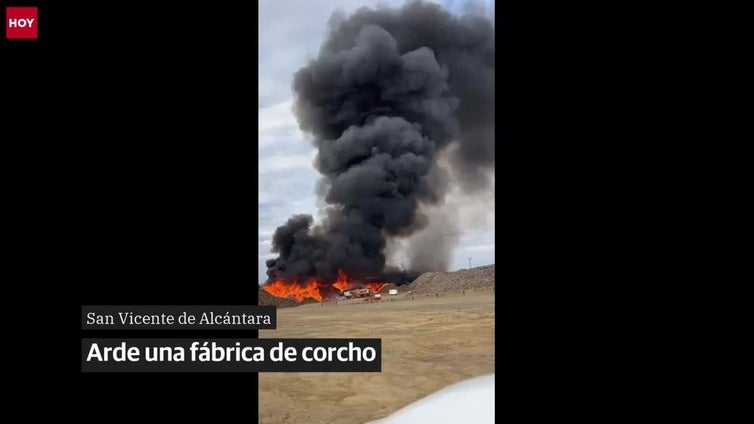 Arde una fábrica de corcho en San Vicente de Alcántara