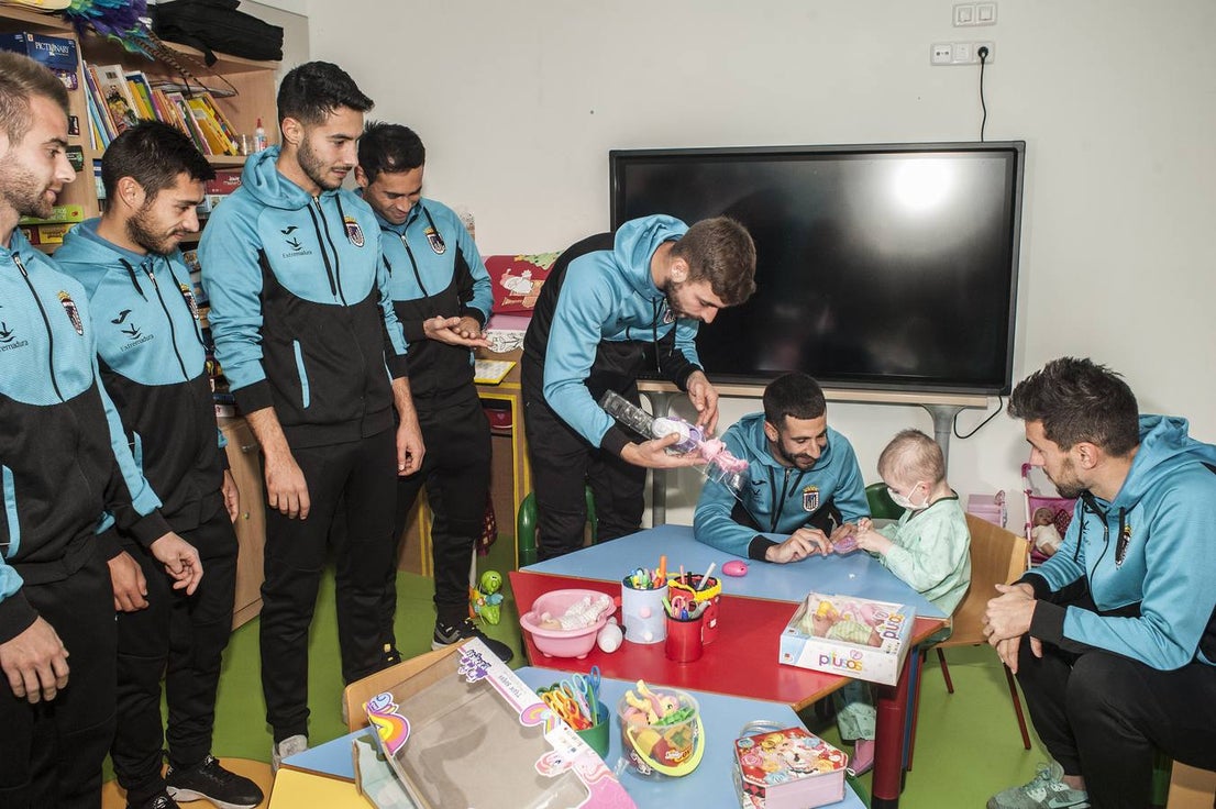 Los jugadores del Badajoz ejercieron de particulares Reyes Magos en la tradicional visita al Hospital Materno Infantil. Damián Petcoff, Éder Díez, David Martín, Higón, Cristian Pérez, Mario Gómez y Cidoncha acudieron en representación del club junto a Virginia Rodríguez, para llevar regalos a los niños ingresados en la planta de oncología.