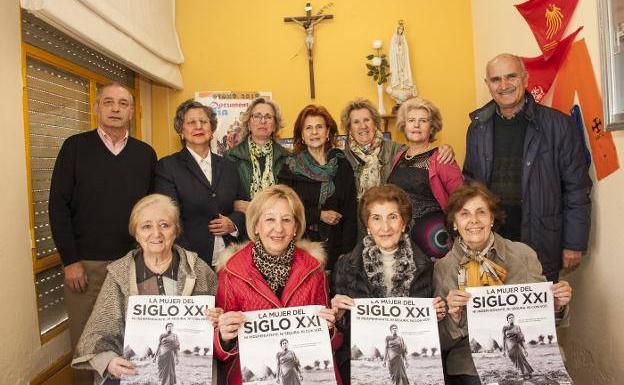 El grupo de voluntarios de Badajoz con el cartel de la campaña de este año.