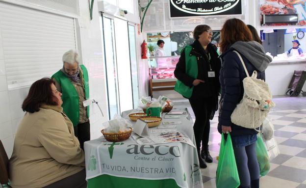 Mesa informativa de la AECC.