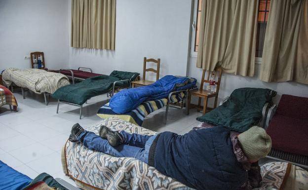 Un usuario en el albergue temporal de la calle Bravo Murillo.