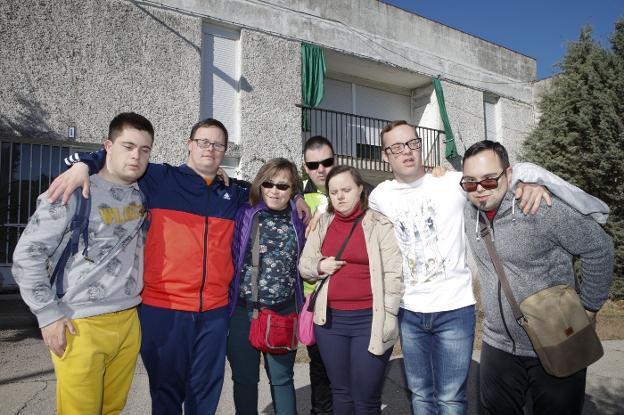 Salvador, Jacinto, Elena, Agustín, Maripili, Amaro y Luis Manuel en las casas de la Universidad Laboral. :: armando méndez