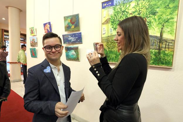 Uno de los chicos que expone sus obras en la muestra.