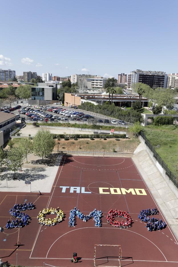 Escolares del Donoso Cortés representan el mensaje del día internacional del autismo. :: lorenzo cordero