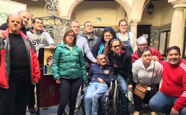 Un grupo de usuarios de la asociación en el Ayuntamiento.