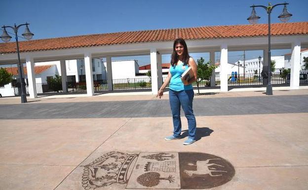 Esther Sánchez Tapia, este verano en la plaza de San Gil junto al escudo de la localidad. 