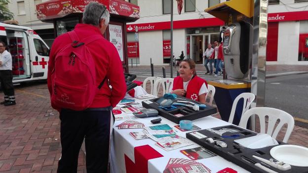 La asamblea local de Cruz Roja trabaja también en la comarca. :: g. c.
