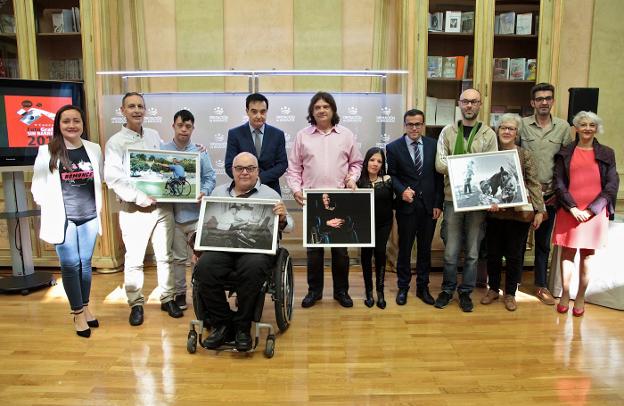 Los ganadores posan con sus fotografías premiadas. :: Hoy