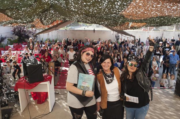 Magdalena Moriche, en el centro, durante la fiesta de ayer. :: Pakopí