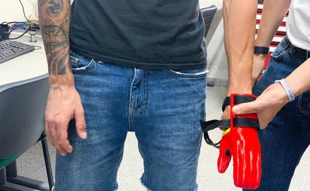 El ciclista probando el apoyo.