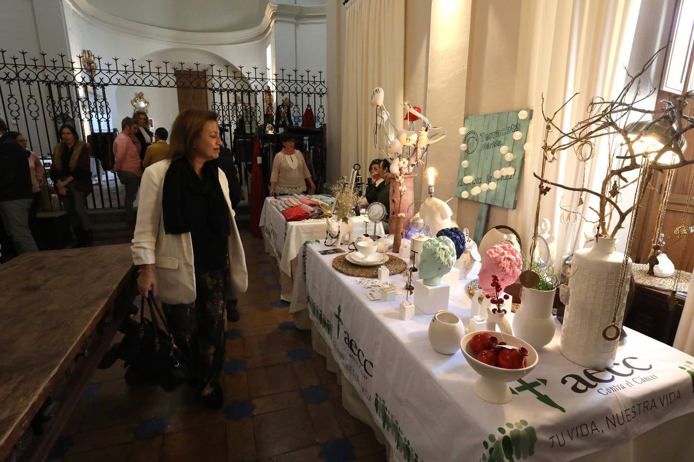 Fotos: El Parador acoge un mercadillo solidario contra el cáncer