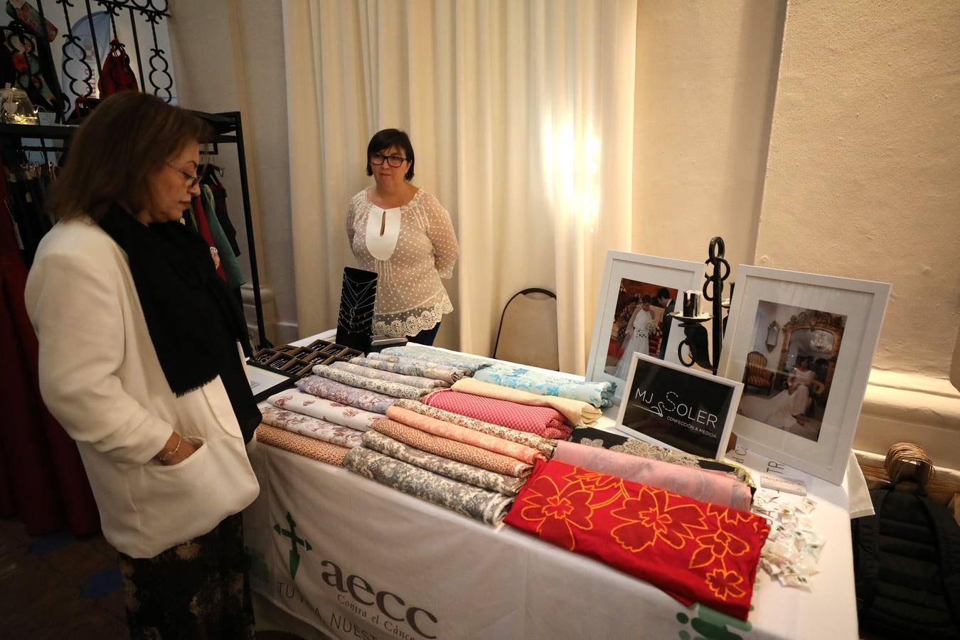 Fotos: El Parador acoge un mercadillo solidario contra el cáncer