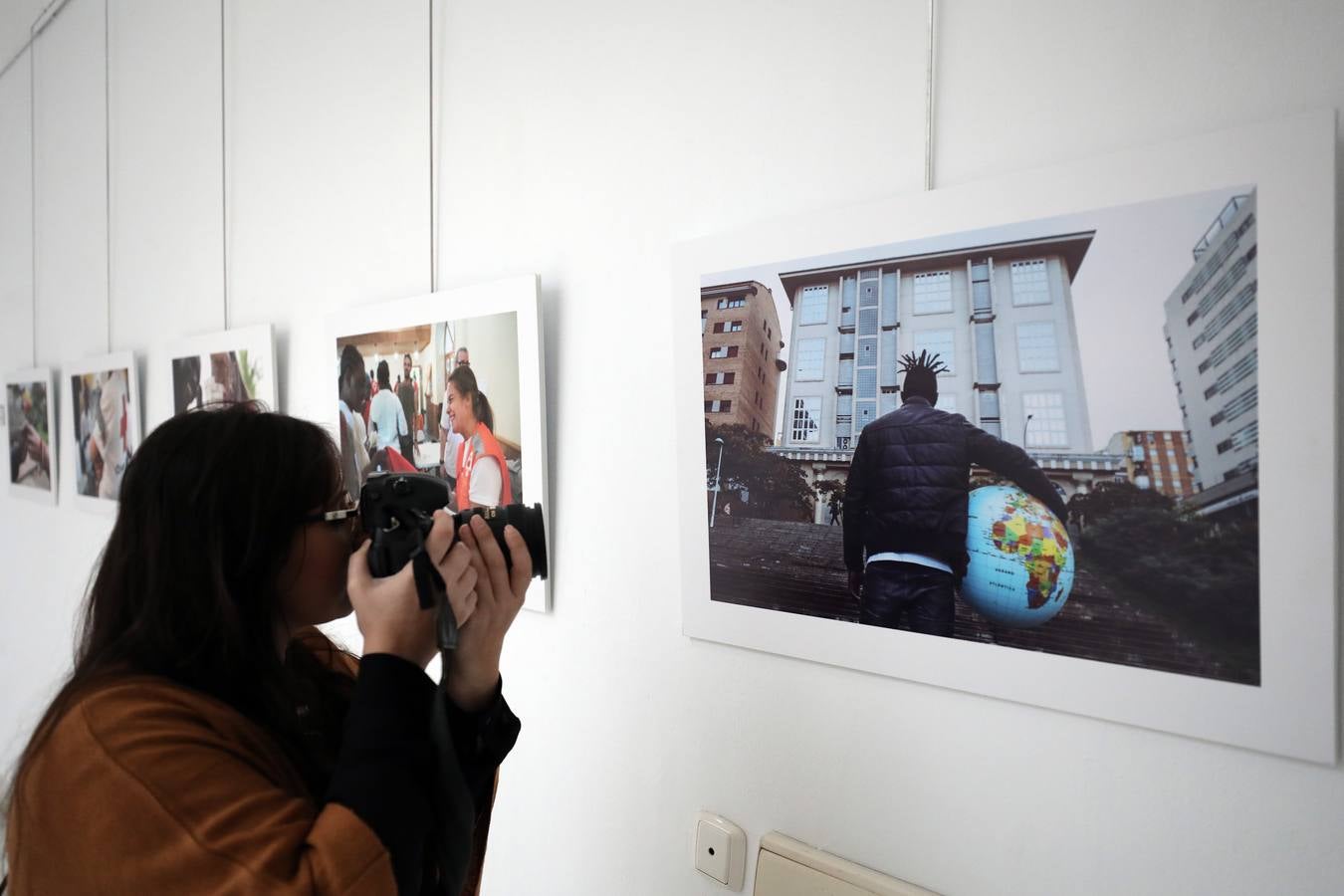 Fotos: El patio de la Asamblea de Extremadura acoge la exposición 'La revelación de la empatía'
