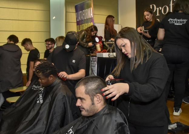 Maratón de peluquería y maquillaje con fines solidarios ayer. :: c. moreno