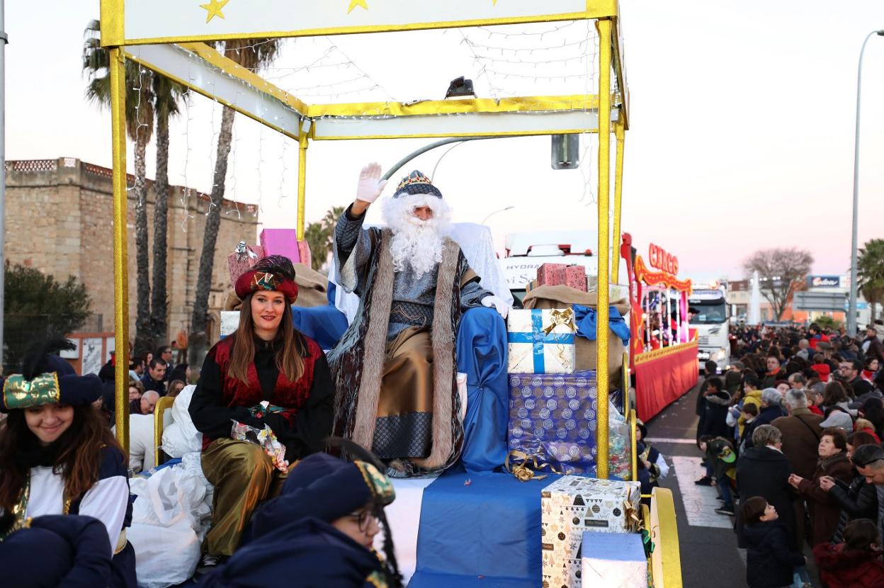 La carroza del Rey Melchor, en la cabalgata del año pasado, entrando en Juan Carlos I. :: brígido