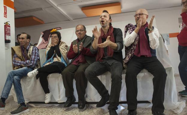 El profesor del taller de flamenco Óscar Jaén (segundo por la derecha) jaleando con palmas .