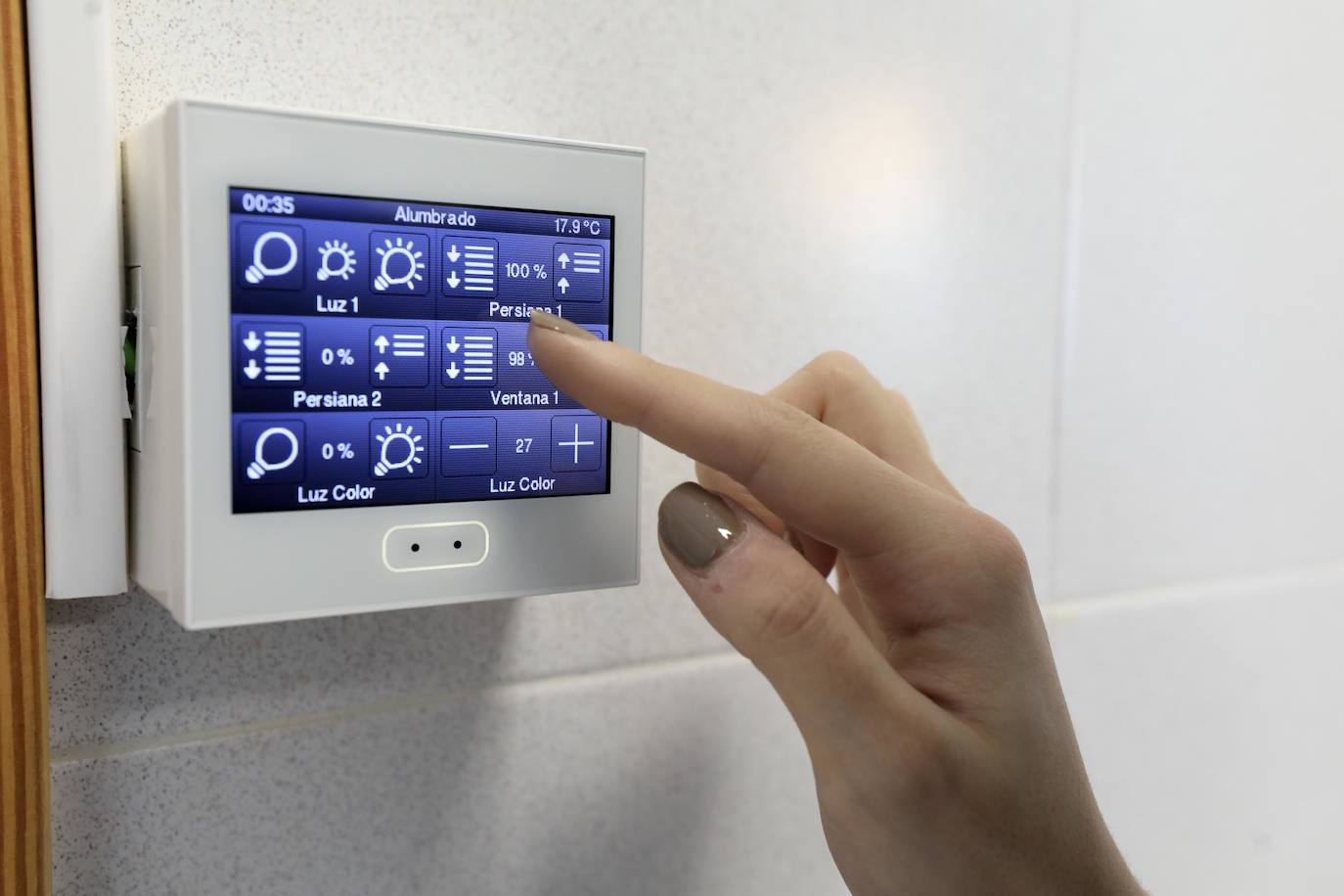 Desde la pantalla se controlan las persianas o la iluminación. 