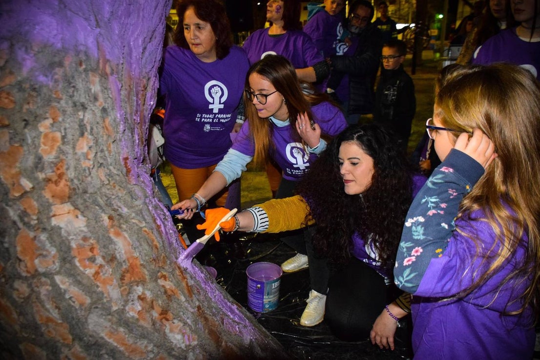 En Navalvillar de Pela, se pintó un árbol de forma simbólica. 