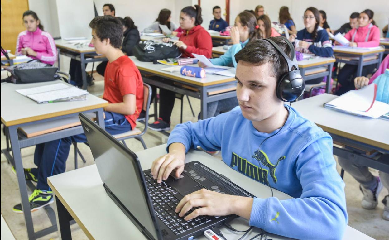 133 estudiantes ciegos de Extremadura retoman el 'cole virtual' tras Semana Santa