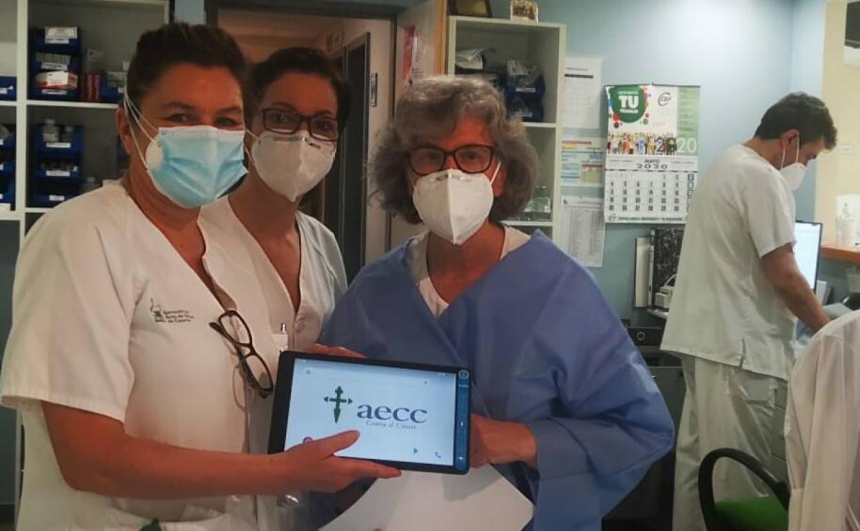 Orange dona a la AECC tablets para los Hospitales de Cáceres