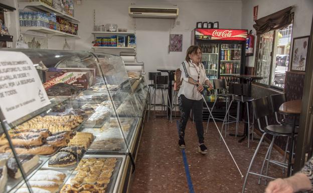 Eva Iglesias tras comprar unas magdalenas en la pastelería Punto Caliente de Badajoz. 