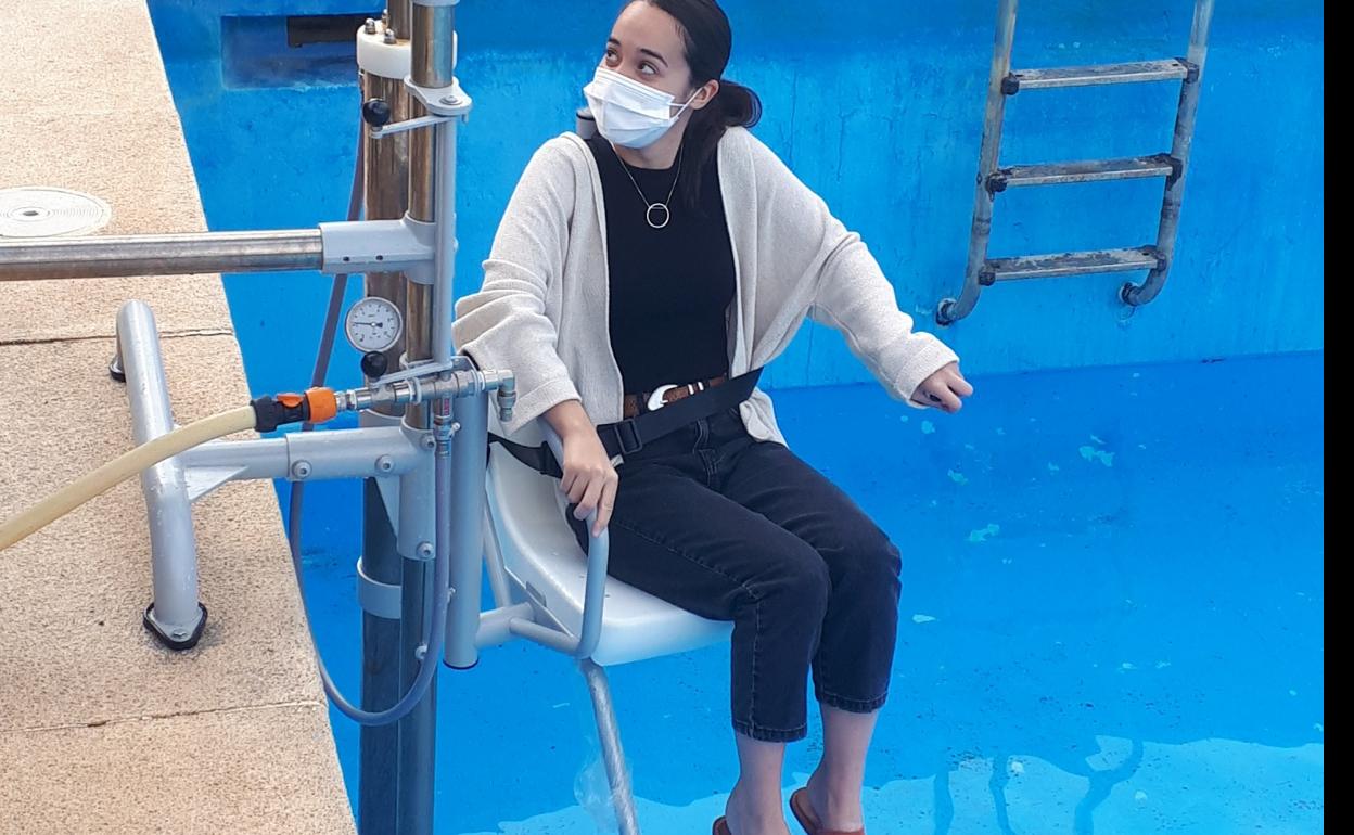 La Rucab instala una silla hidráulica en su piscina