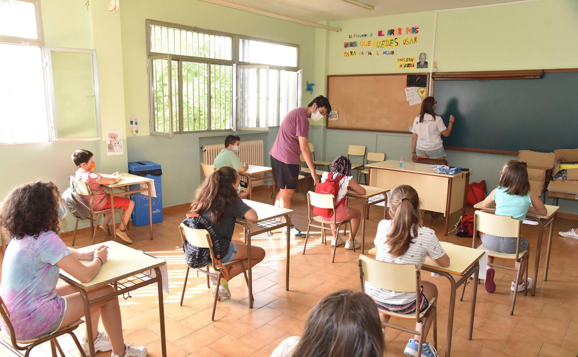 Una de las clases de apoyo educativo que se imparten en el campamento de Cruz Roja en La Paz. 