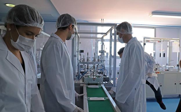 Trabajan alrededor de medio centenar de personas en varias máquinas de producción