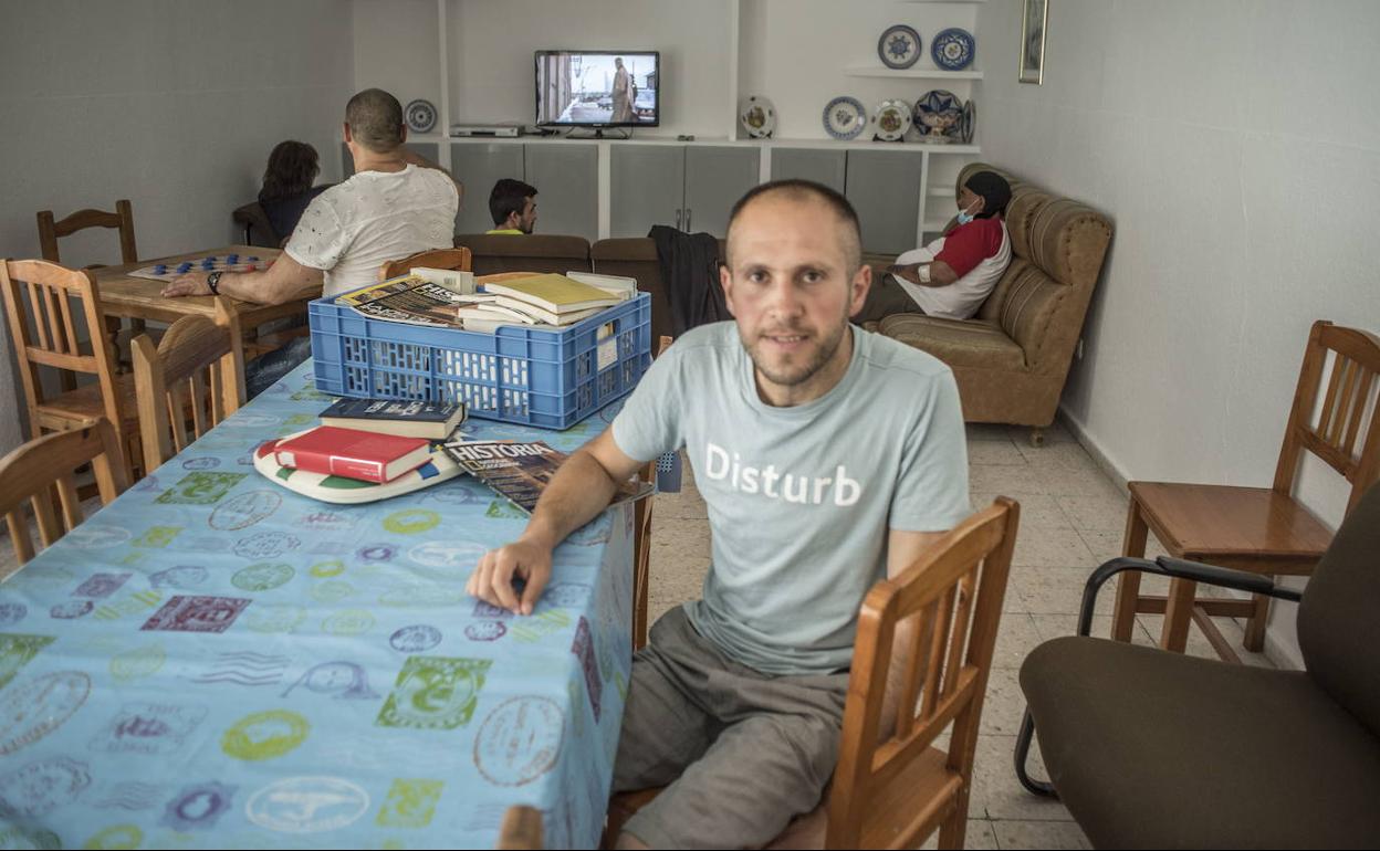 El albergue de Cáritas en la calle Bravo Murillo de Badajoz atiende a una veintena de usuarios diarios