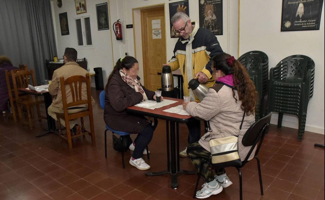 Voluntarios de la Hermandad de la Soledad en Badajoz ofrecen más de mil desayunos en un mes