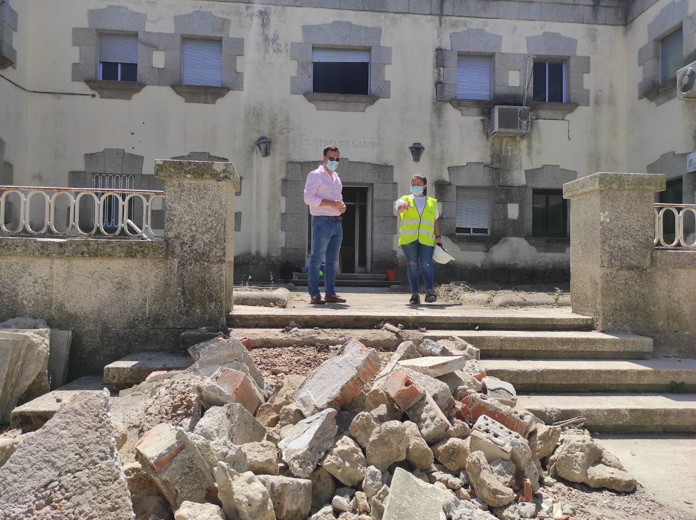 El concejal y la jefa de obra viendo el inicio de las actuaciones 