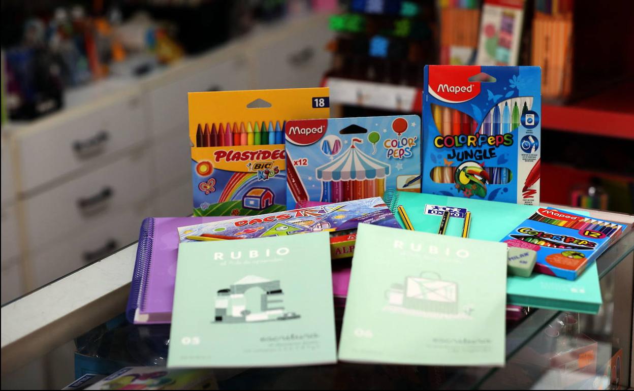 Cáritas de Coria inicia una campaña de recogida de material escolar