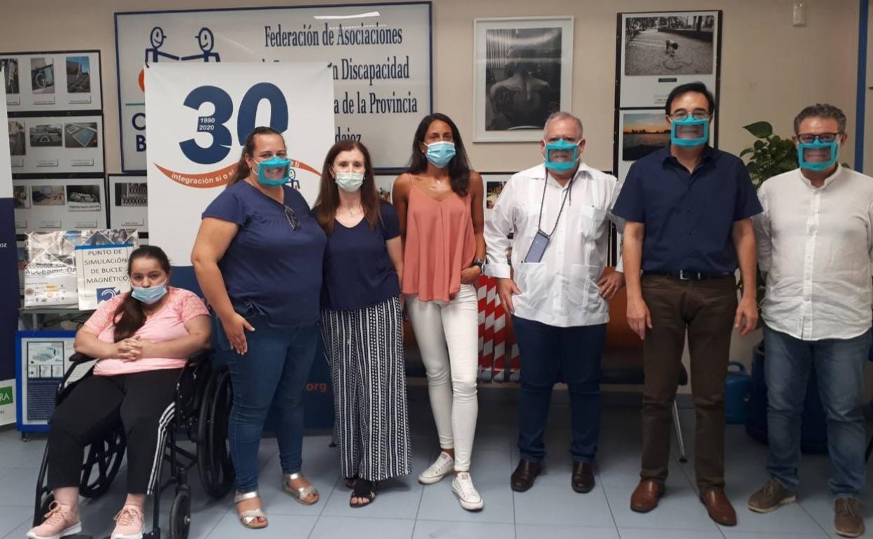 El Operativo Alpha estudiará cómo elaborar las mascarillas con ventanilla transparente de Apamex