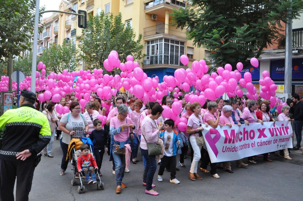 El rosa teñirá los escaparates de Don Benito contra el cáncer de mama